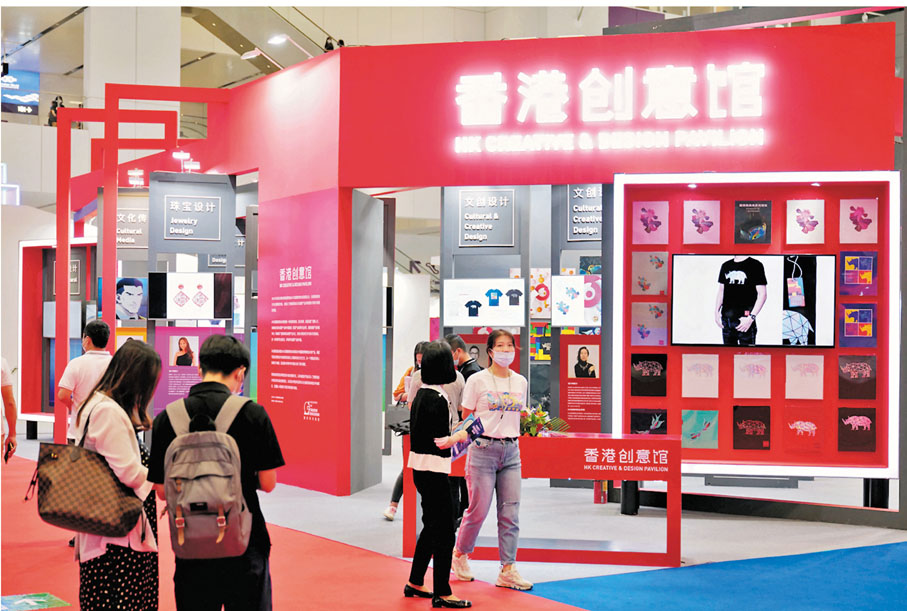 ●23日在深圳開幕的第十七屆中國（深圳）國際文化產業博覽交易會上，香港創意館帶來了香港青年設計師演繹中國國家博物館的文創設計產品，吸引觀眾駐足觀賞。 中新社