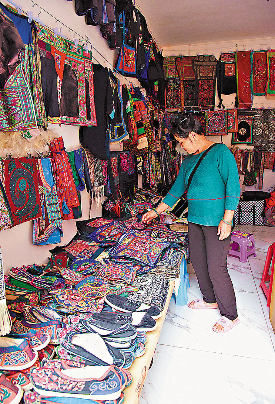 ●龍明芬在位於凱里刺繡集市的自家舖面裏。