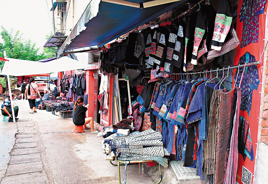 ●貴州黔東南苗族侗族自治州凱里刺繡集市一角。
