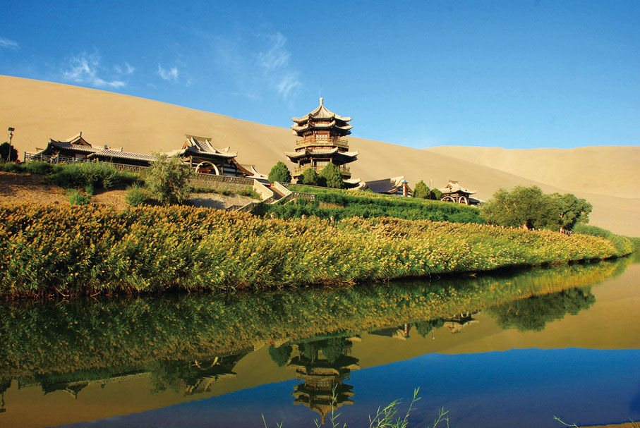 ●敦煌市鳴沙山月牙泉景區秋色迷人。   張曉亮 攝