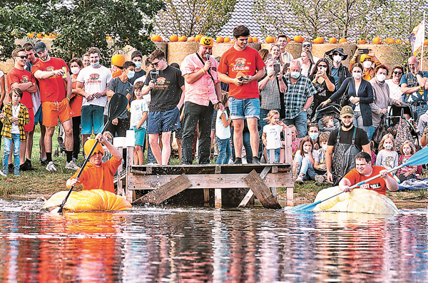 ●群眾圍觀比賽。