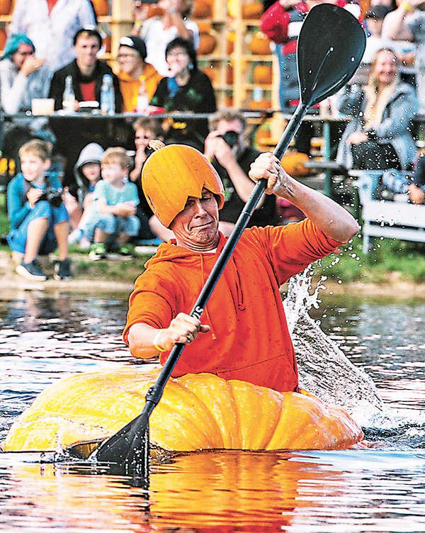 ●有參賽者特意打扮成南瓜參加比賽。