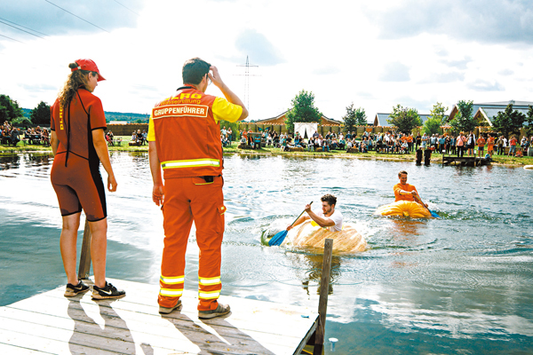 ●參賽者將被挖空的南瓜充當小船。