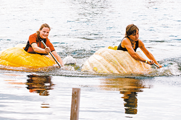 ●兩名女子在參加划南瓜船比賽。