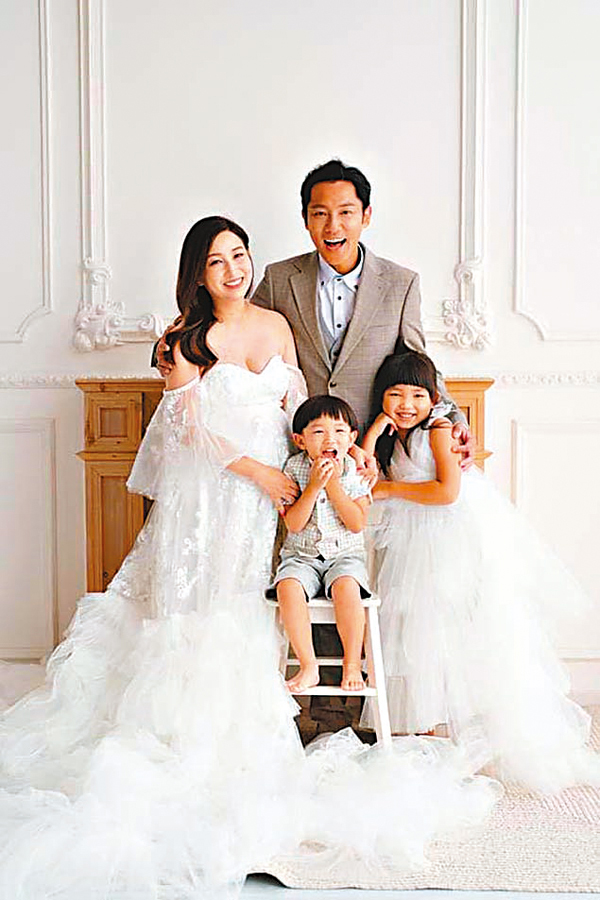 ● 上月張頴康一家拍照留念。