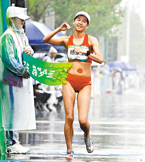 ●楊家玉雨中打破全運會紀錄兼奪金。 香港文匯報西安傳真