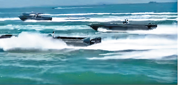 ●網傳走私「大飛」結隊飛馳的情景。視頻截圖