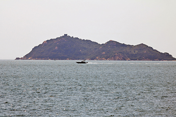 ●救援人員於沙洲海面一帶搜尋失蹤女督察。 香港文匯報記者  攝