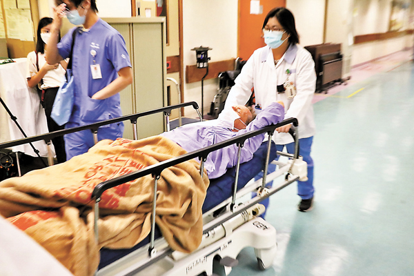 ●3名墮海獲救警員由救護車送院治理。香港文匯報記者  攝