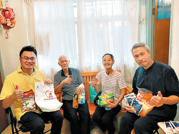 ●林德成（左一）探訪雙居長者。 林德成提供