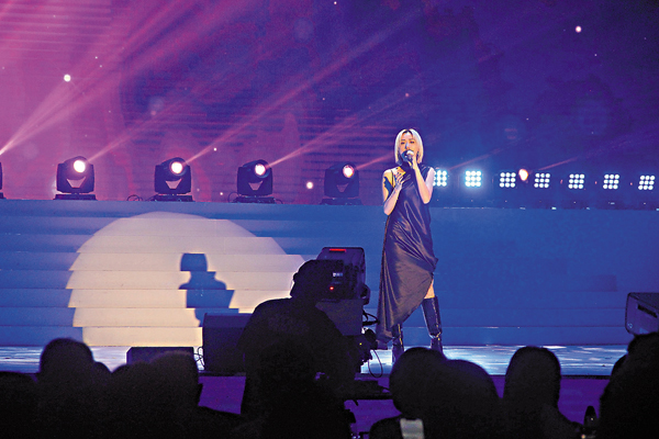 ● 泳兒為亞姐擔任表演嘉賓。