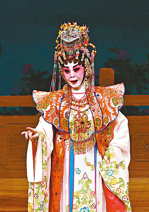 ●高麗時常扶掖後輩，今次和盧銘章合演生旦考牌戲之一的《對花鞋》。