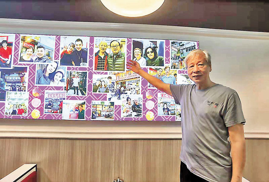 ●伍銅介紹香港明星和餐廳的故事。香港文匯報記者姚進  攝