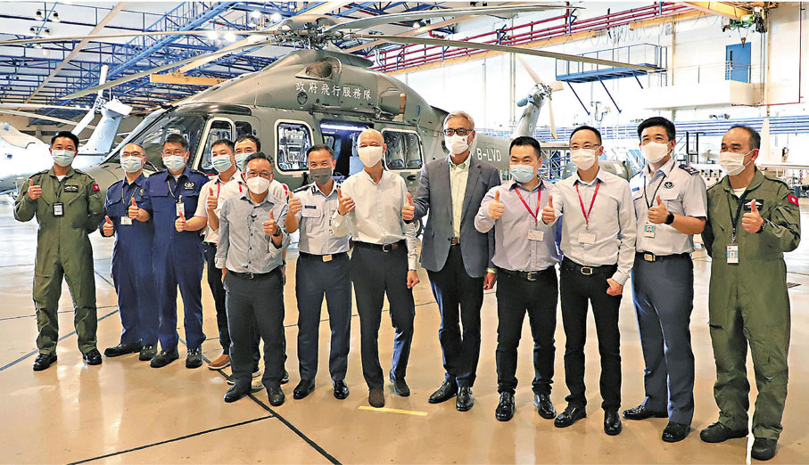 ● 環境局局長黃錦星(右六)、科大校長史維(右五)、科大環境及可持續發展部副教授寧治(右四)早前到飛行服務隊了解項目進展。圖為他們與環保署及飛行服務隊等團隊成員合影。 科大圖片