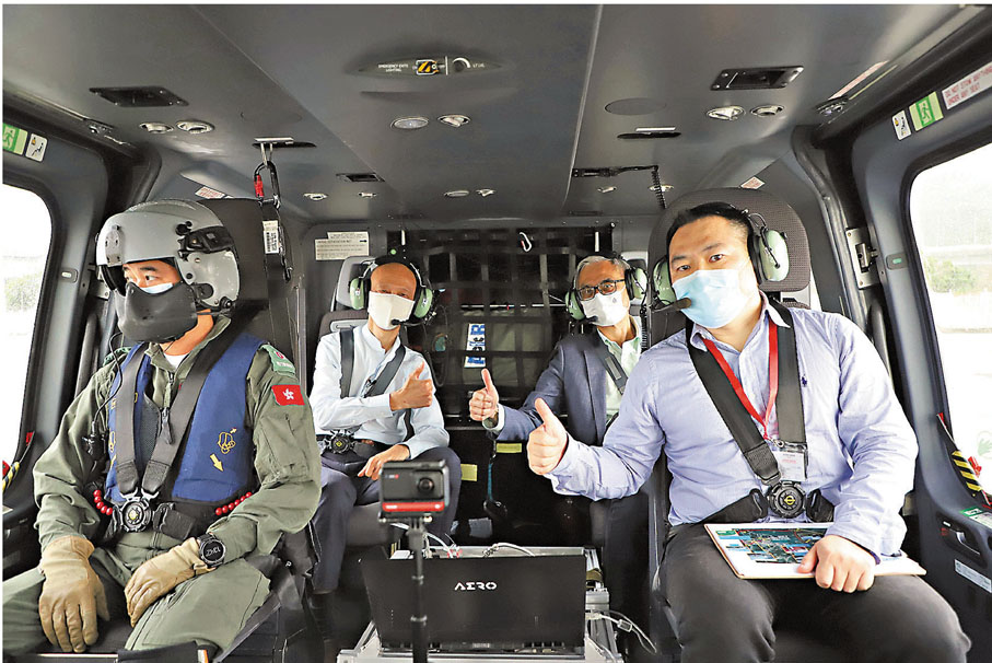 ● 黃錦星(後排左)、史維(後排右)及寧治(前排右)乘搭直升機視察項目。 科大圖片