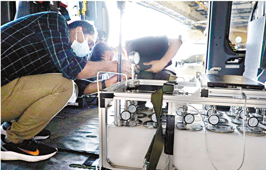 ● 科大研究人員於已改裝的直升機內部安裝監測儀器。 科大圖片