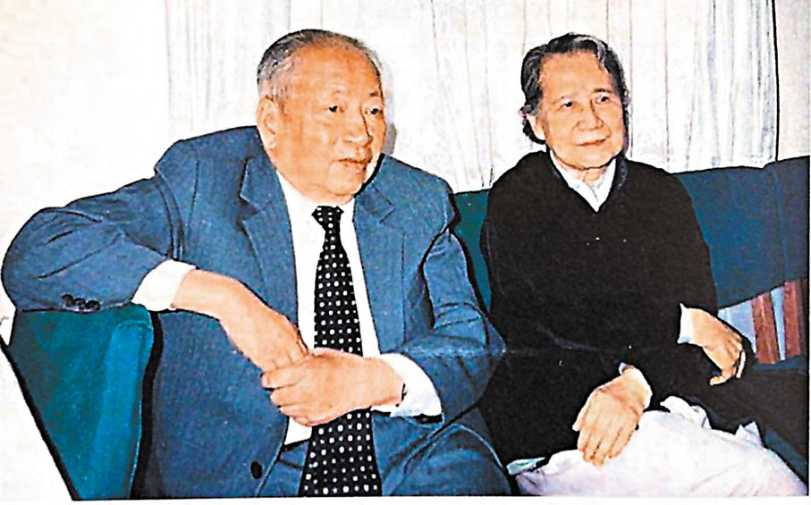 ●1982年趙清閣（右）與上海出版家趙家壁合影。 潘耀明 攝