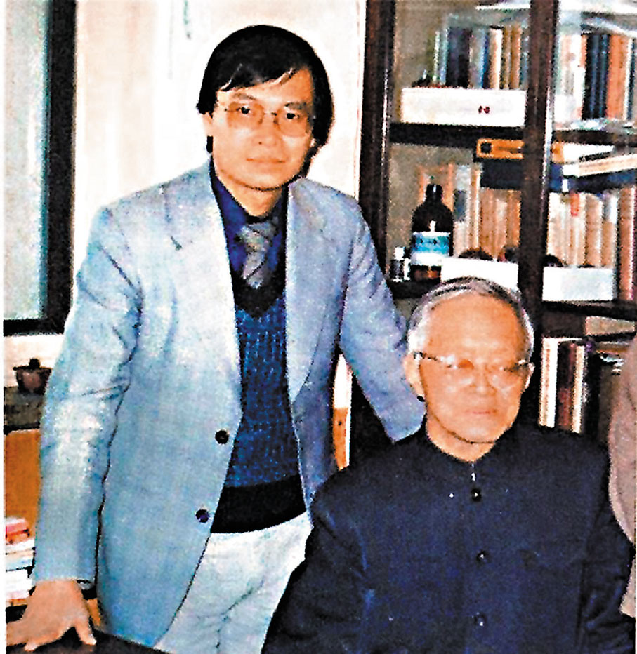 ●1981年潘耀明（左）與卞之琳在後者家中留影。