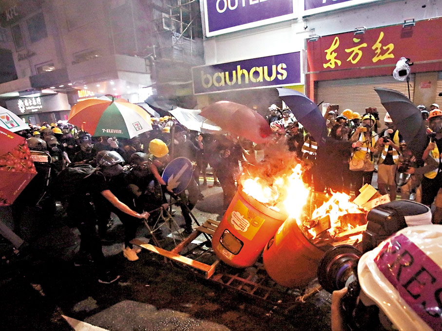 ●報告指出，2019年的黑暴動亂導致本港經濟陷入嚴重衰退，引發商界憂慮。 資料圖片