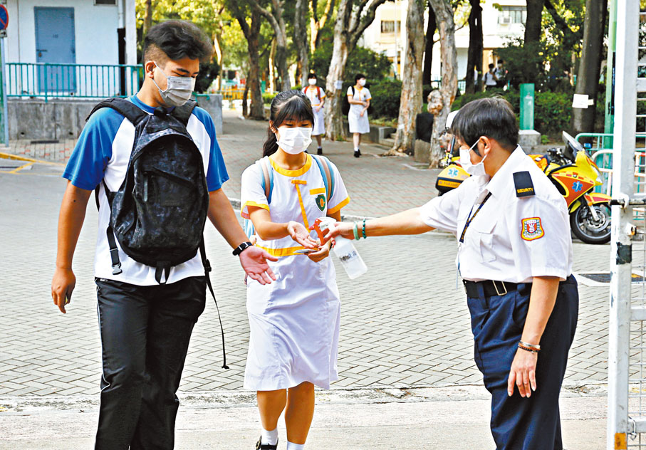 ●學生入校前雙手需要噴消毒液消毒。