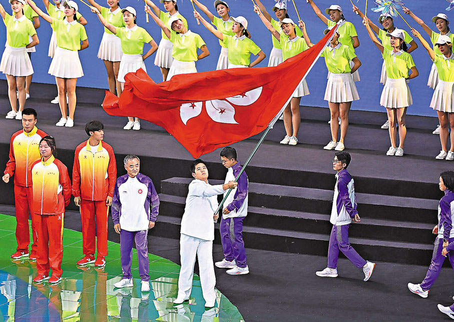 ●執旗手在閉幕式上揮舞香港特別行政區區旗。  新華社