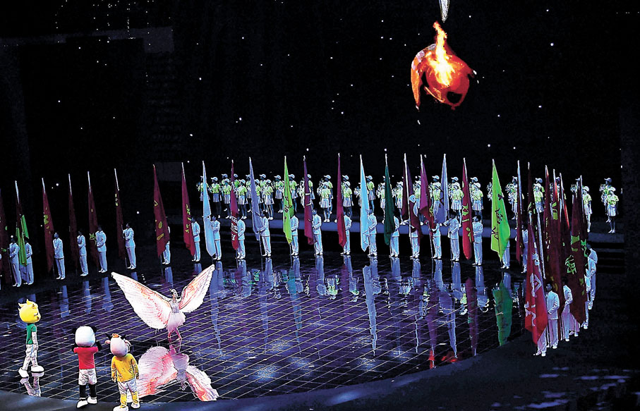 ●第十四屆全運會聖火在閉幕式上緩緩熄滅。  新華社