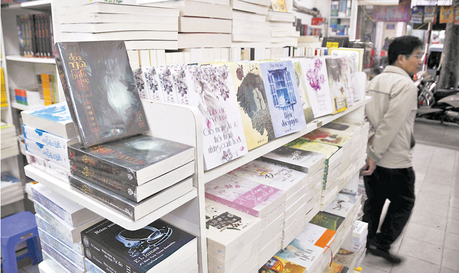 ●早前在越南河內一家書店裏擺放的中國網絡文學《盜墓筆記》和一些言情小說越文版。