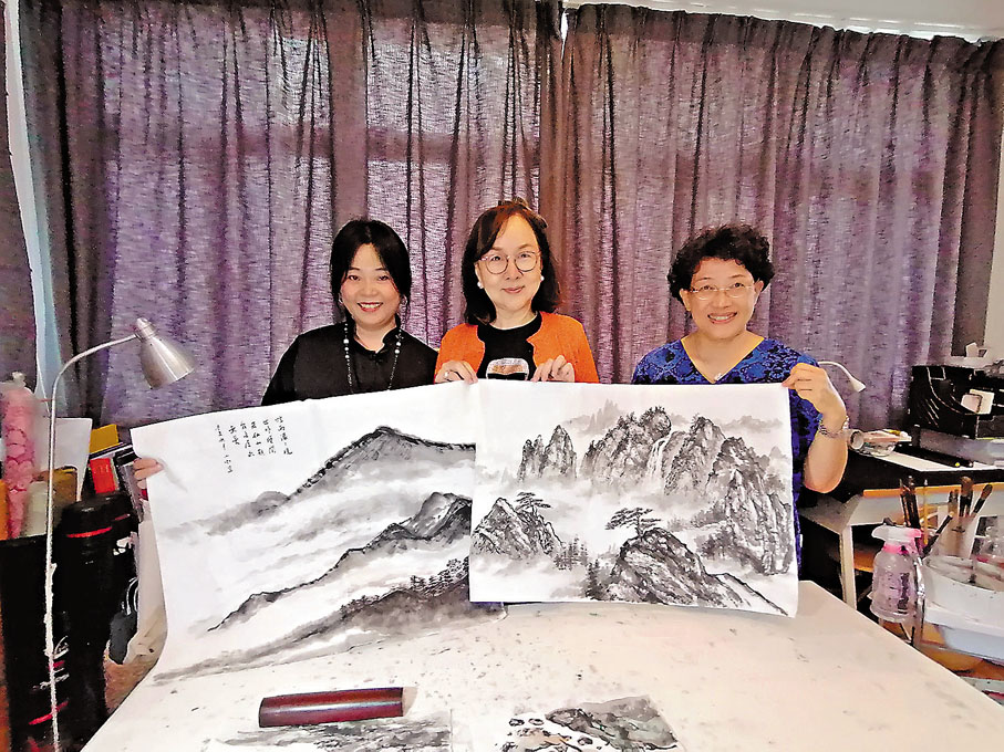 ●黃湘詅對學生（左）黃小虹及李惠貞悉心教導。