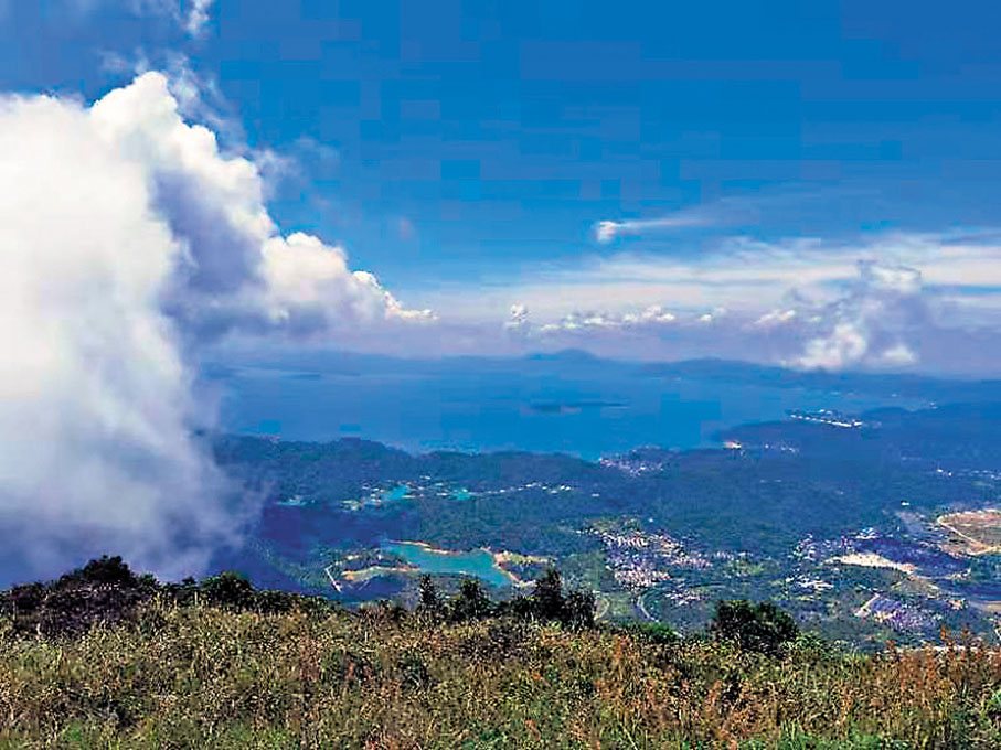 ●大鵬灣中彷彿近在咫尺的新月形小島，就是香港東平洲。 作者供圖