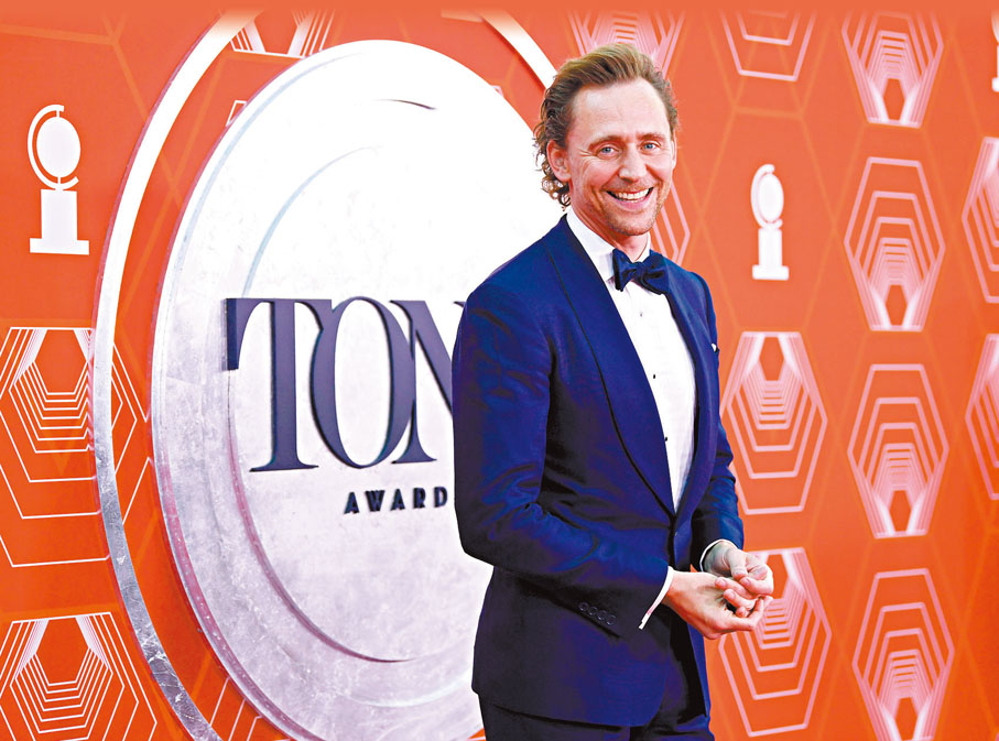 ●湯赫度斯頓俊朗亮相東尼獎典禮。