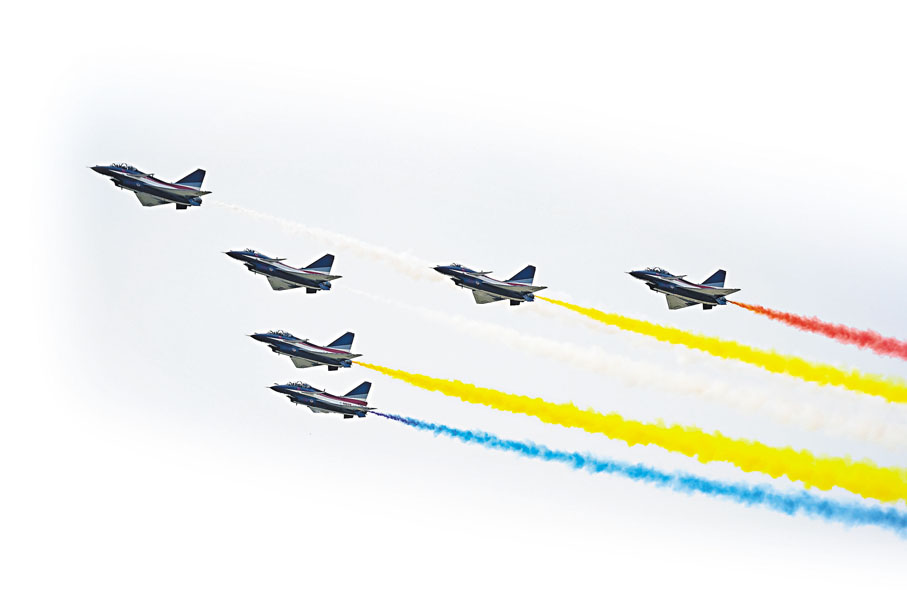 ●中國空軍「八一」飛行表演隊在航展揭幕日表演特技飛行。  中新社