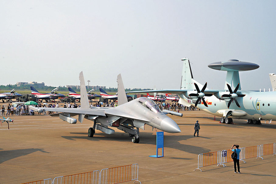 ●新型電子戰飛機殲-16D首亮相。 香港文匯報記者帥誠  攝