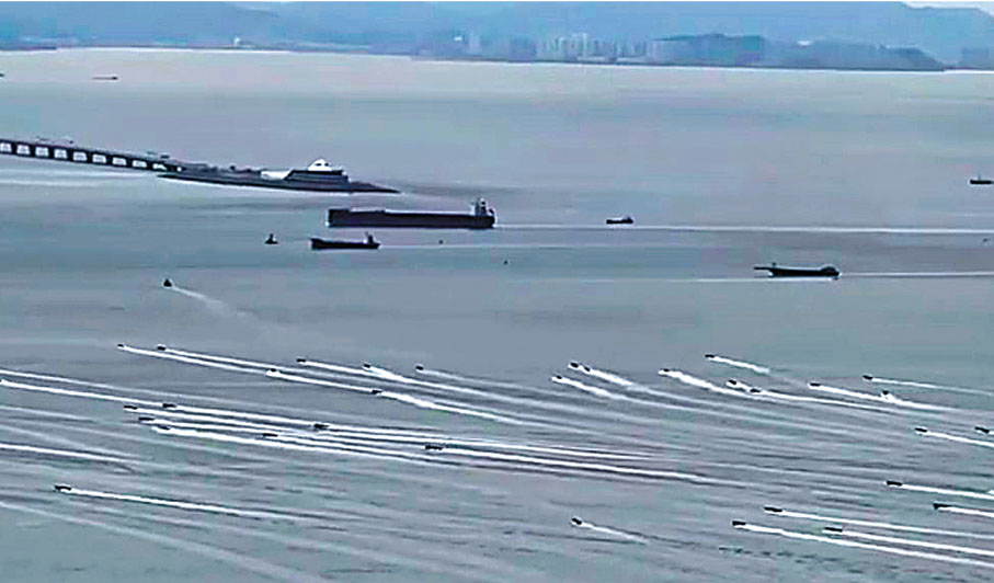 ● 運送走私貨物至內地的 大飛（快艇）如螞蟻群出動。 視頻截圖