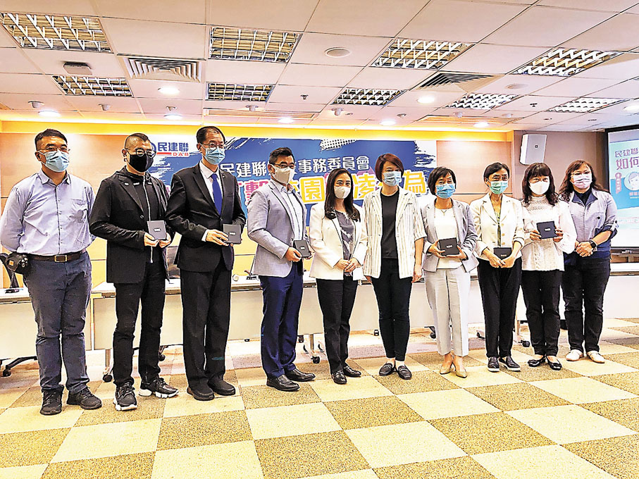 ● 民建聯昨日舉辦圓桌會議研究如何打擊校園欺凌問題。香港文匯報記者  攝