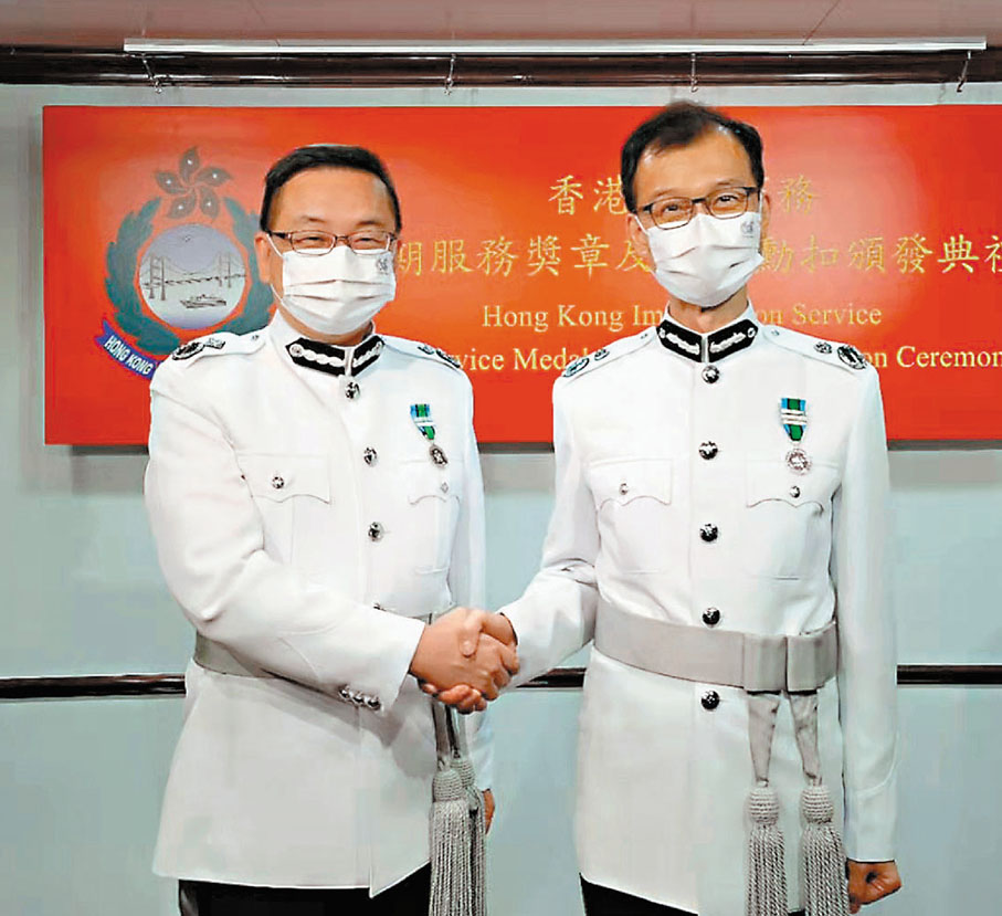 ●郭俊峯（左）升任副處長，接替榮休的陳天賜（右）。