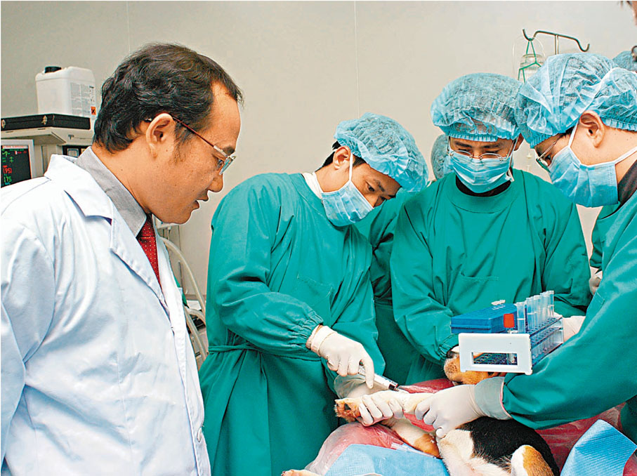 ●劉進教授（左一）進行臨床教學指導。 受訪者供圖