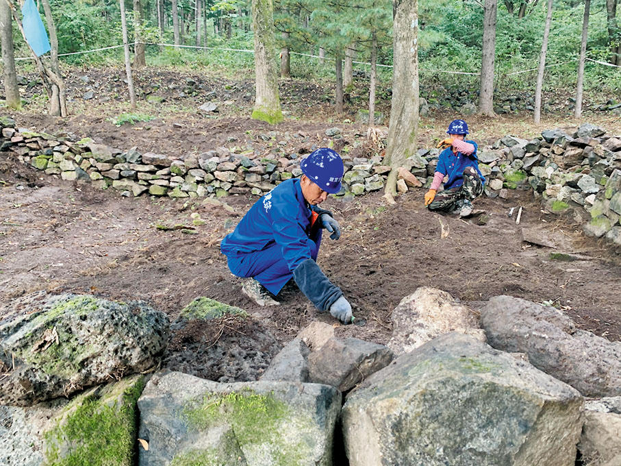 ●勘探工人在對遺址遺蹟進行探尋和清理。香港文匯報記者于珈琳  攝