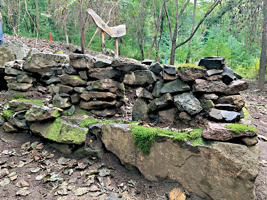 ●原樣保存完好的雙洞抗聯密營灶台，通過灶台的大小和數量能夠推斷出在這裏駐紮的抗聯戰士的人數。 香港文匯報記者于珈琳  攝