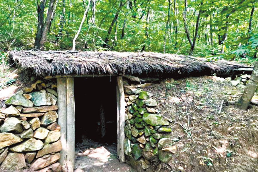 ●龍道溝復原密營遺址。 網上圖片