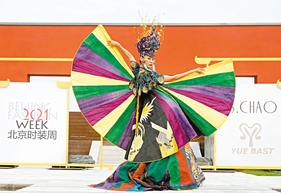 ●模特兒展示中國紡織非遺推廣大使、金頂獎設計師張義超設計的時裝。