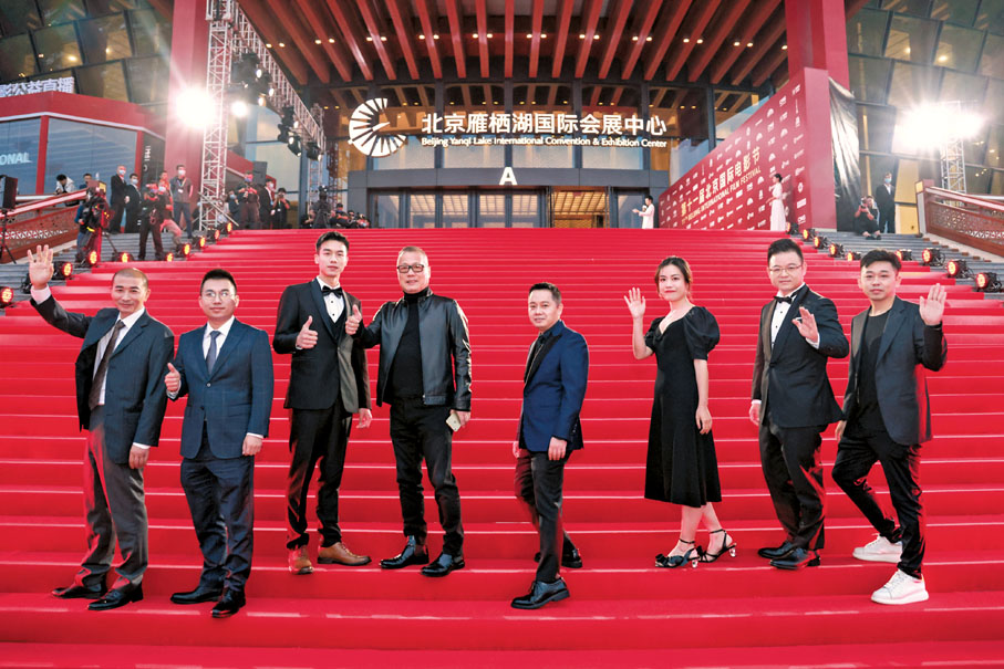 ● 電影《雲霄之上》劇組亮相。