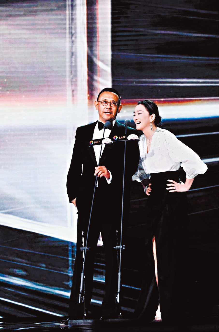 ● 姜文（左）和鞏俐同台頒獎。