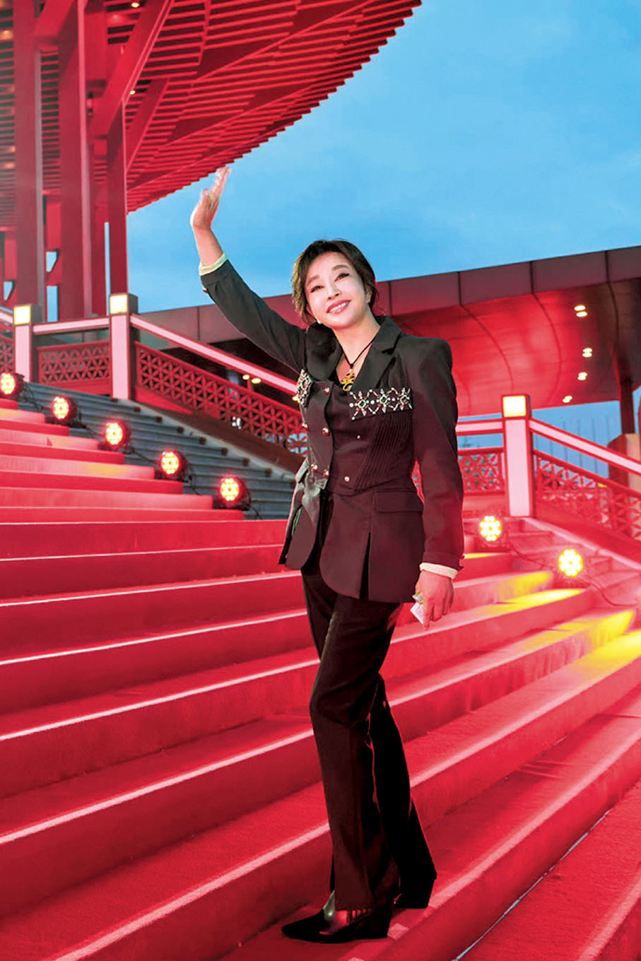 ● 內地著名女演員劉曉慶親切揮手。