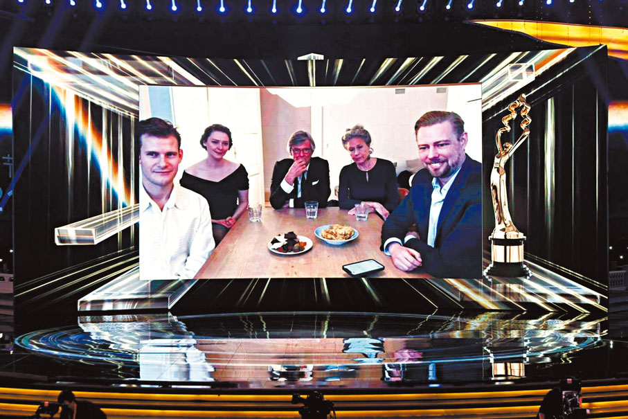 ● 最佳編劇獎得主跟北京頒獎禮現場連線。