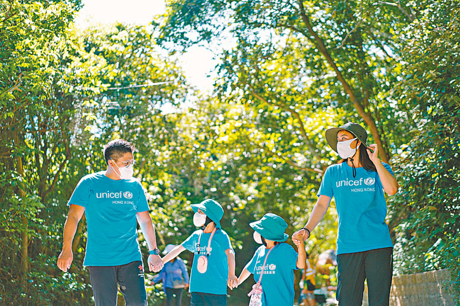 ● 郭晶晶一家四口參與「還童心導遊」活動。