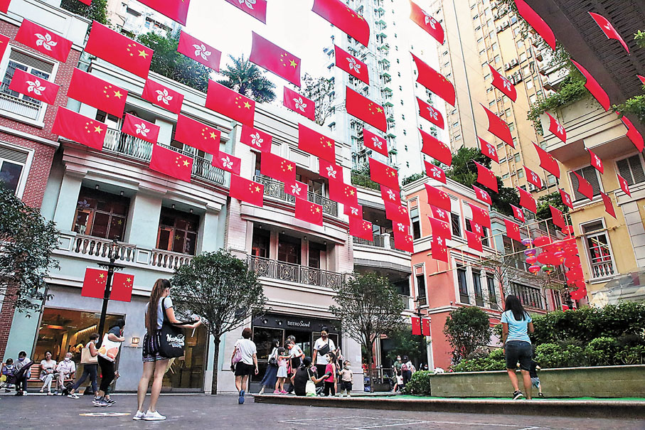 ●香港利東街上空形成一片壯闊的「旗海」