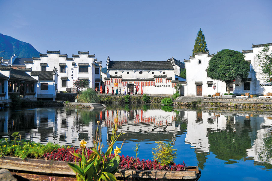 ●江南古鎮，用熱鬧喜慶的方式迎接國慶。