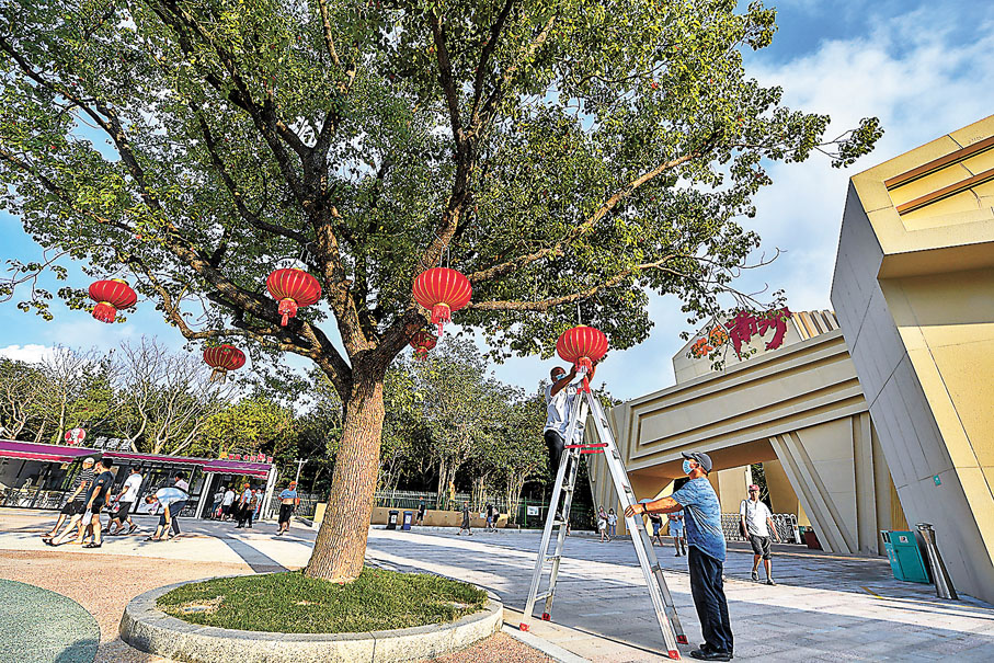 ●朱家尖南沙景區的工作人員在掛燈籠，為即將到來的國慶節增添喜慶氣氛。