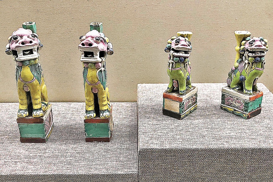 ●清代 五彩獅形燭台