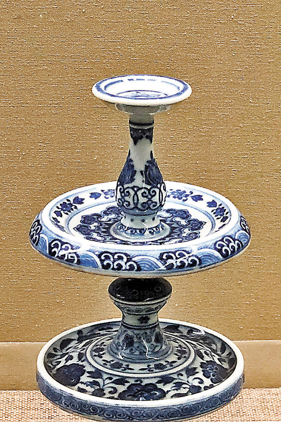 ●清代 青花纏枝花燭台
